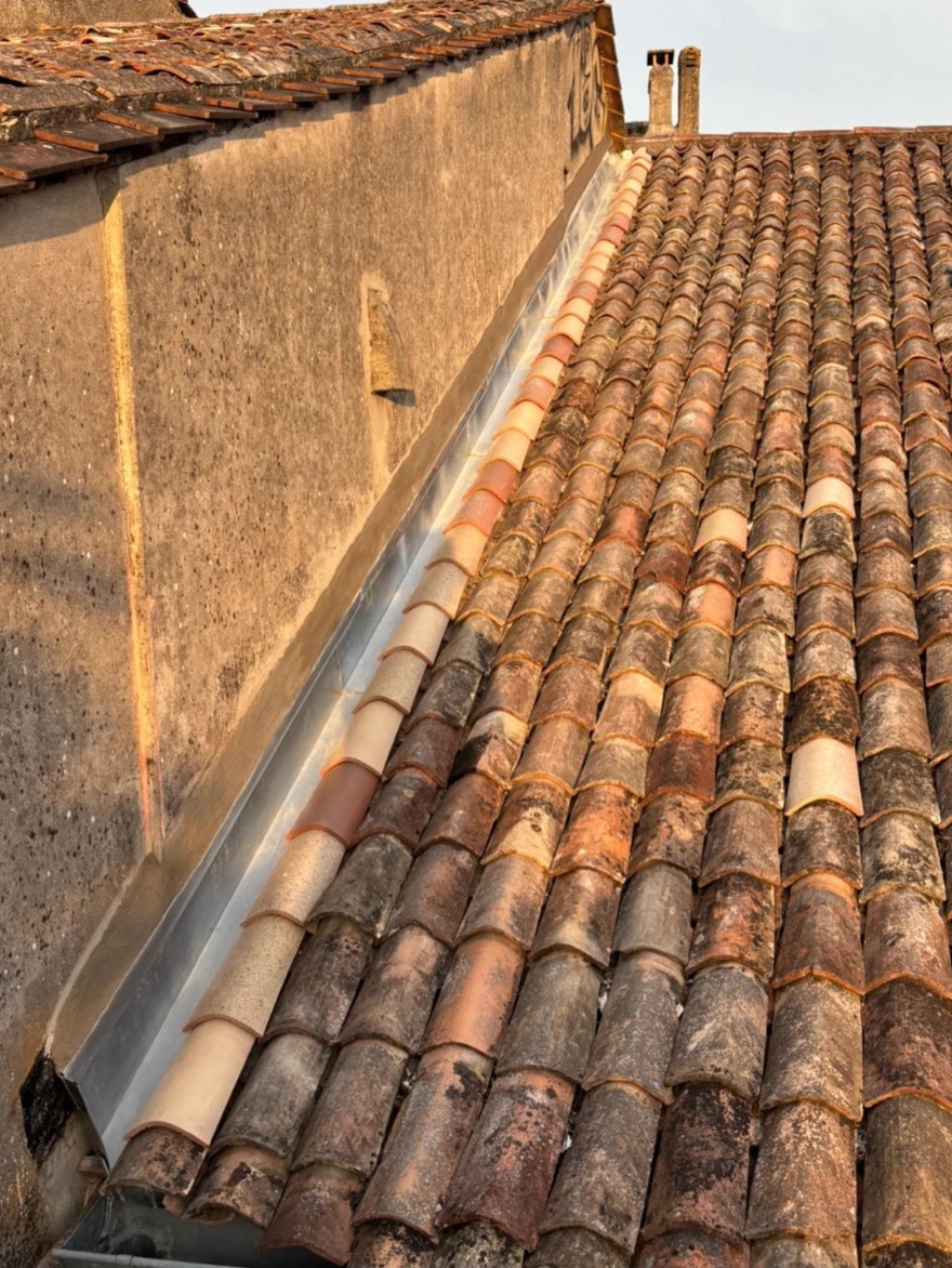 Reprise de couverture en tuiles avec noue zinc