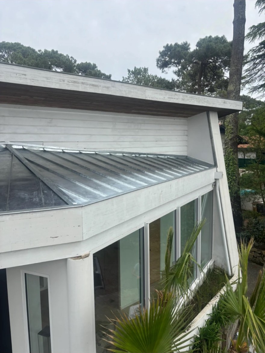 Finition d'une toiture en zinc