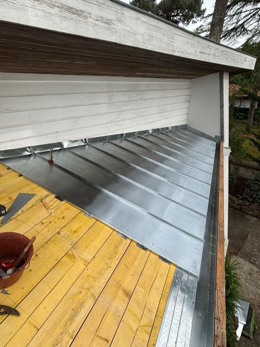 Couverture zinc en cours de pose