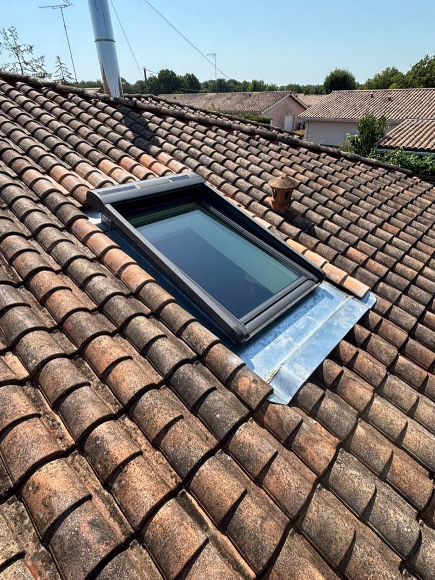 Entourage zinc d'un Velux sur toiture en tuiles